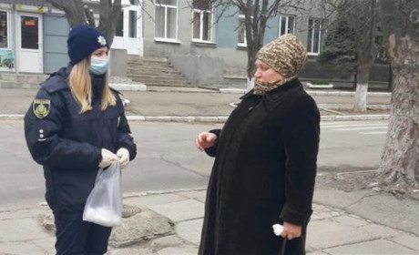 Поліція Херсонщини роздає маски громадянам