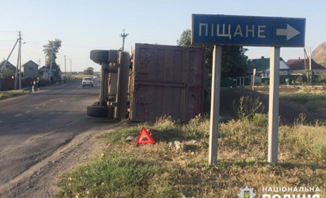 У Покровському районі перекинулась фура