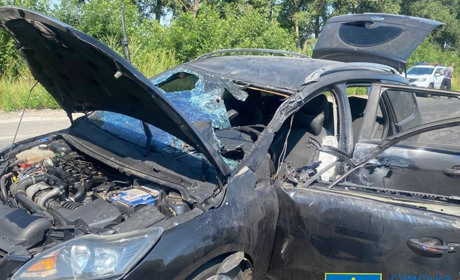 На Сумщині окупанти атакували безпілотником автомобіль цивільних - поранено жінку