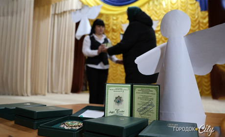 За тих, хто не повернувся: у Городку вручили почесні нагороди громади родинам полеглих захисників