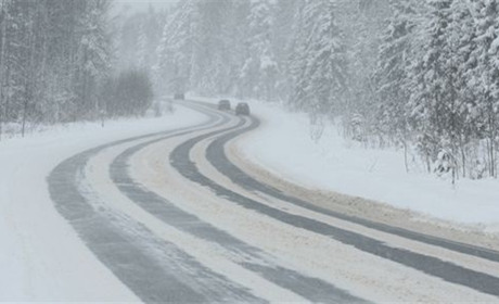 Мокрий сніг та ожеледь. Рятувальники попереджають про негоду