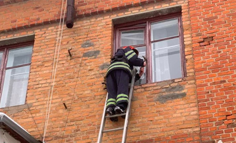 У квартирі багатоповерхівки в Старокостянтинові виявили тіло 90-річної жінки