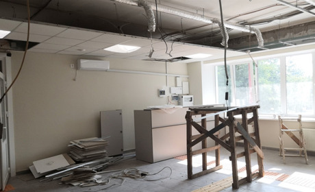 У Переяславській лікарні не завершили реконструкцію. Там обвалилася підвісна стеля (ВІДЕО)