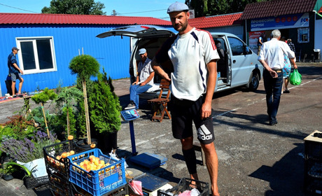 Абрикоси з Золотоноші, персики з Одеси, гриби з Цибель: репортаж з недільного базару у Переяславі