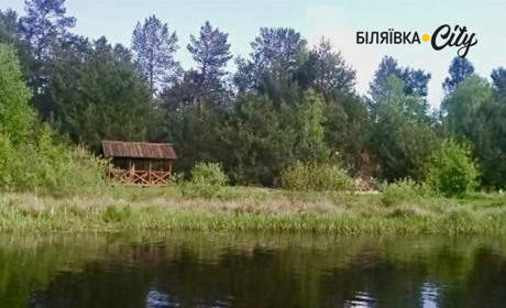 Житель Яськівської громади самовільно зайняв 33 м2 біля річки і облаштував власну зону відпочинку