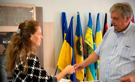 У Нетішині вручили ключі від квартири дружині загиблого Героя