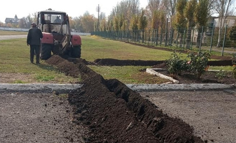 Проводять монтаж освітлення футбольного міні-поля Попаснянської дитячо-юнацької спортивної школи