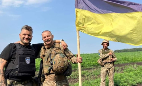 На саміті НАТО у Вільнюсі майорить прапор України, який передав з-під Бахмута уродженець Чортківщини