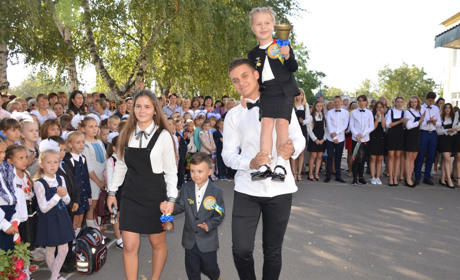 Фоторепортаж: Як у Сватівській другій школі відсвяткували День знань