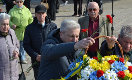 Южноукраїнські атомники вшанували тих, хто боровся з нацизмом у ІІ світовій та захищає країну зараз