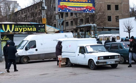 В Херсоні роздають фейкову гуманітарну допомогу, маркуючись червоними хрестами