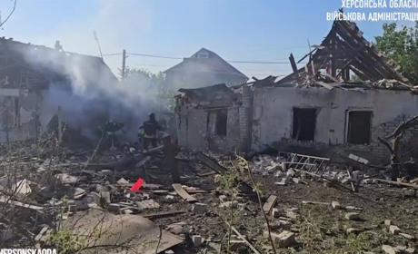 На Херсонщині російські терористи поцілили у житлові будинки, адмінбудівлю та навчальний заклад