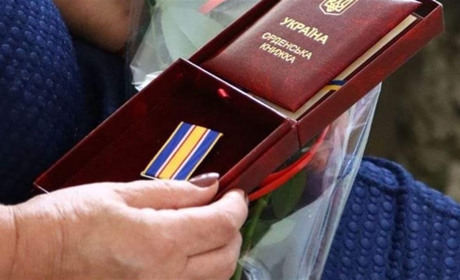 Посмертні державні нагороди сім'ям загиблих Героїв передали в День захисників і захисниць України