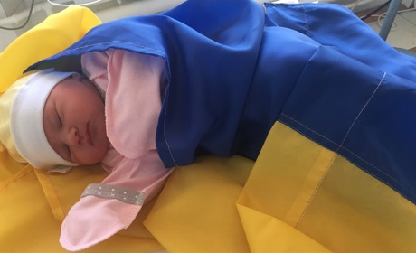  Українка з народження: у Калинівці новонароджене маля загорнули у синьо-жовтий прапор
