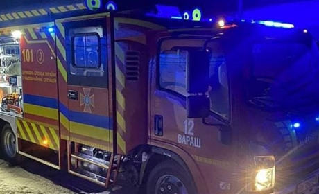 У Вараші вогнеборці ліквідували пожежу в легковому автомобілі