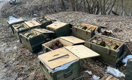 На прикордонні Сумщини виявили схрон боєприпасів ДРГ рф, який ті замаскували в лісосмузі