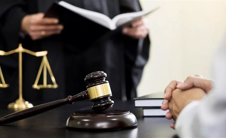 У Городку неповнолітня розпивала алкоголь — відповідати довелося матері