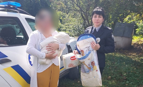 Правоохоронці доставили породіллю з малям до віддаленого села