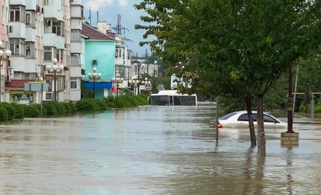 Стихія вимила в море могильники