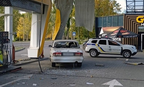 Окупанти атакували дроном АЗС в Херсоні: троє поранених