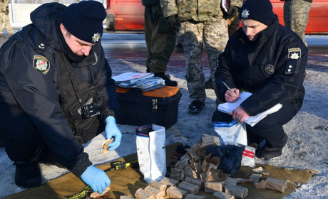 На блокпосту біля Сватового в авто у киянина знайшли пістолет Макарова і 921 набій різного калібру