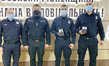 Володимирецьких поліцейських відзначили цінними подарунками
