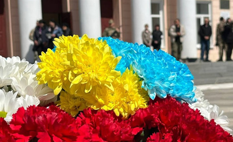 Первомайськ попрощався із захисником України Максимом Романовим