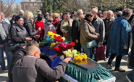 До 40-річчя залишалися лічені дні: у Страсну п'ятницю Шостка попрощалася з полеглим захисником