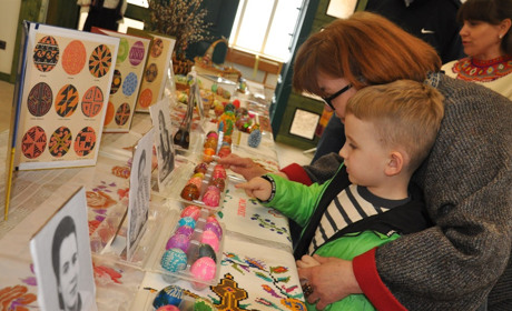 «Барвами Великодня» заграла писанкова виставка у «Лемківській світлиці» Чорткова