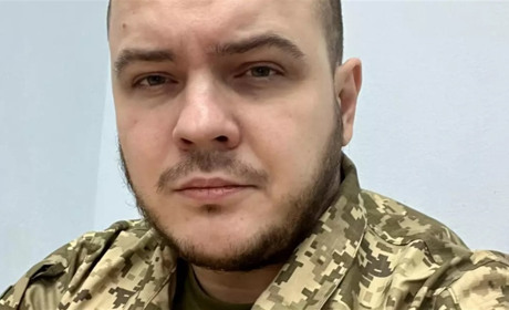 Журналіст і військовий Петро Шуклінов продав на аукціоні три портрети Залужного задля ППО в Херсоні