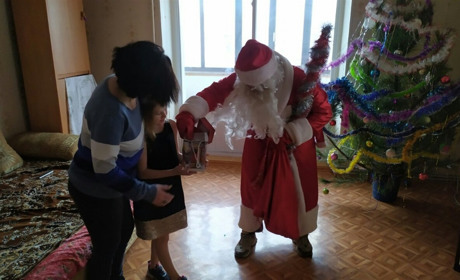 Пять Дедов Морозов и святой Николай: новогодние волшебники посетили детей мелитопольских бойцов