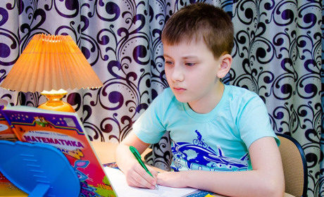 Все, як і у школі: як третьокласник зі Сватового навчається дистанційно під час карантину