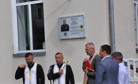 На фасаді рідної школи відкрили меморіальну дошку випускнику – генералу-розвіднику Віктору Гвоздю