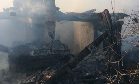 У Містках Сватівського району знову горів будинок. Від будинку залишилася тільки одна стіна