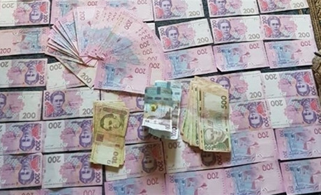 Спіймали шахраїв, які виманювали гроші у клієнтів, через інтернет-замовлення