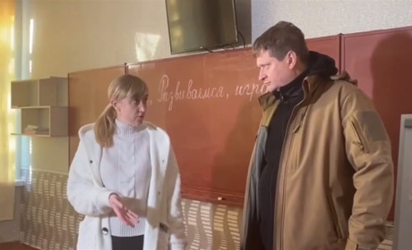Про ремонт школи в окупації на Херсонщині розповідають чиновнику, який ледь стоїть на ногах (ВІДЕО)