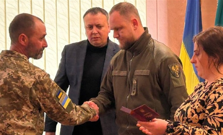 У Сарнах нагородили двох полеглих на Донеччині прикордонників