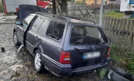 У селищі на Сарненщині загорівся легковик