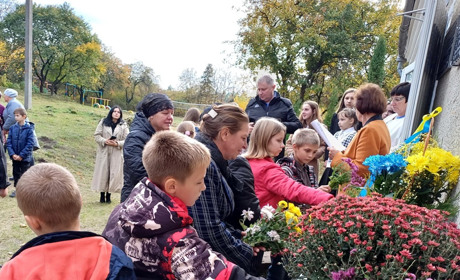 На Кременеччині відкрили меморіальну дошку памʼяті українського Героя