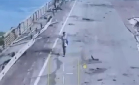 Українка вийшла з окупації розбитим Антонівським мостом на Херсонщині