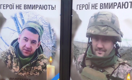 У Лукашівці відкрили пам’ятну стелу загиблим воїнам. На ній є фото Героїв із Глухівщини