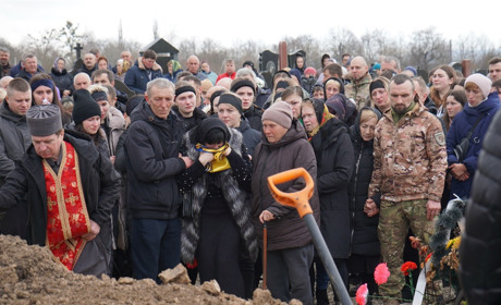 Без батька залишилося три доньки. У Сатанові провели в останню путь Миколу Шкорбатюка