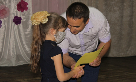 "Парад зірок" перед канікулами: як у Гуляйполі вітали талановиту учнівську молодь