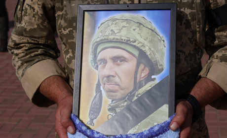 В Южноукраїнську попрощалися з воїном Євгеном Козієм, тепер він разом з сином у небесному війську