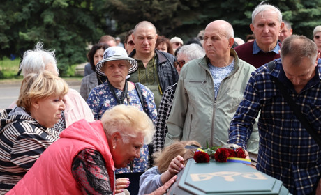 Врятував не одне життя: у Південноукраїнську попрощалася із бойовим медиком Геннадієм Жевегою