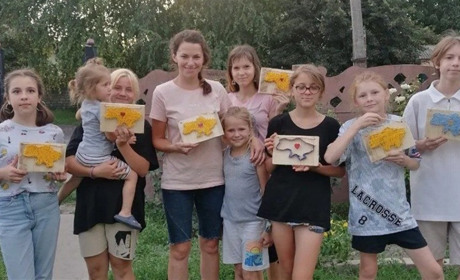 Діти з Петропавлівки роблять патріотичні вироби, а виручені кошти передають захисникам