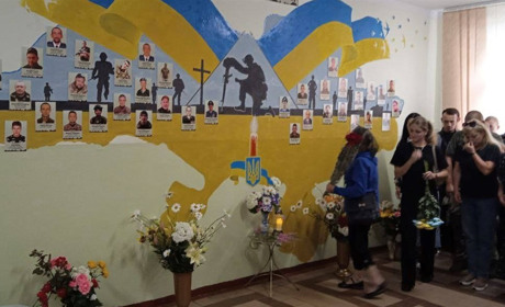 Життя, віддане за мир та свободу: у аграрному ліцеї відкрили меморіальну стіну пам'яті