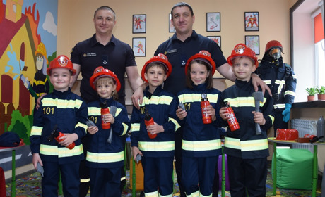 Діти у формі рятувальників гасять «пожежі» та «вивчають» міни: у 8-ій ДПРЧ відкрили клас безпеки