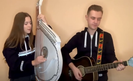 Талановитий дует з Чортківщини, що гармонійно поєднує бандуру, гітару та вокал