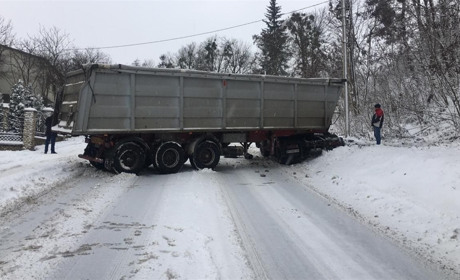 Вантажівку розвернуло поперек дороги у Кременці